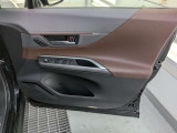 パワーウィンドウのスイッチですよ。運転席に居ながら窓を開け閉めのコントロールできます。