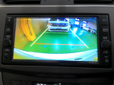 バックカメラの画像です。ガイドラインがスムースな車庫入れをサポートいたします。車庫入れの安心感がアップしますね。