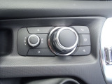 運転中、視線を外さず操作が可能なマツダコネクトのコントロール部分です。大きなダイヤルとスイッチで構成されているので、とても操作がし易いです。