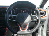 握り易い新デザインのレザーステアリングです。先行車に追従しながら走行が可能なアダプティブクルーズコントロール装備。