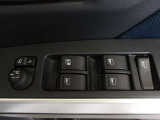 パワーウィンドウスイッチで運転席から全席の窓の開閉ができます。
