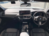 ドライバーを中心に設計されたBMWらしいコックピット。各操作系が手の届きやすい位置に配置され、運転に集中しやすいレイアウトです。