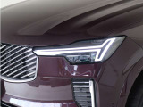 ひときわ印象的なT字型のLEDヘッドライトは、新世代のボルボを象徴するユニークなアイコンとなっています。LEDデイタイム・ランニング・ライトやポジションライト、ウインカーの役割も果たします。