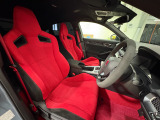 運転席は大きな座面と包み込むような背もたれが身体全体を支えます。上質なシートを採用し長時間の運転やコーナーの多い道も快適です。座ったときの頭上スペースも余裕たっぷりでロングドライブも楽チンです♪
