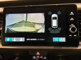 リバースギアに入れるだけで後方の表示へ切り替わります。夜間や雨の日の駐車も楽になりますよ。