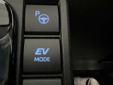 パーキングアシストカメラとソナーで周囲を確認しながら駐車を誘導