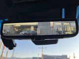 後席の大きな荷物や同乗者で後方が確認しづらい時でも安心!カメラが撮影した車両後方の映像をルームミラー内に表示 クリアな視界で状況の確認が可能です!
