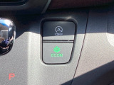 【eコンスイッチ】低燃費運転をサポートするECONモード。スイッチをONすると、エンジンやトランスミッション、A/Cなどを協調制御し、燃費の向上に貢献。エコドライブの効果を高めます。