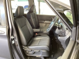 フロント広々、セパレートシートの運転席は、ハイトアジャスターが付いているので、快適にドライブができます。ハンドルはテレスコピック機能で、ハンドル位置を上・下・手前・奥に調節できます。