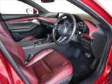 厚手のフロントシートです。少し硬めでサポート性や座り心地も良好です。また、MAZDA3は、ドライバーとハンドル・ペダル類が正対するようにドライバーシートが配置されています。正しい操作には重要です★☆★☆