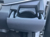 手の届きやすい位置に設置されたドリンクホルダー