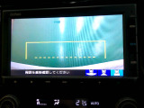 バックカメラの画像です。ガイドラインがスムースな車庫入れをサポートいたします。車庫入れの安心感がアップしますね。