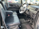 運転席と助手席はゆったりとした座面で、アームレストも備わり、落ち着いて過ごせる空間です。前方の見通しがよく、足元にもゆとりが感じられます。車内はすっきりとした印象です。