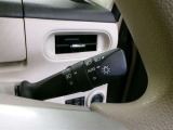 車外の明るさに応じて、自動的にライトの点灯・消灯を行います。