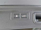 パワーリアゲートを装備しています。重いリアゲートがスイッチ操作で開閉できると、お買い物や大きな荷物もとっても便利です。リモコン操作でも開閉できます。