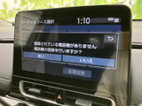 停車中にテレビなどの映像を視聴できる画面を備えています。画面にはメニューや案内が表示され、必要な項目を確認しやすい仕様です。休憩中のひとときにも活用いただけます。