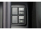 【EVモード】 電気モーターのみを使って走行するモードです。深夜の住宅街、屋内駐車場でエンジン騒音や排気ガスを気にすることなく走行できます。