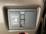 左側電動スライドドアは運転席からでも操作ができるように、ハンドル付近に開閉の操作スイッチが付いています。