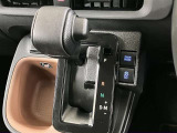 エアコン下にシフトレバーがついています。MTモード付なので発進時やシフトチェンジ時もストレスなくマニュアル運転を楽しめます♪