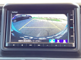 バックモニター付きで、車庫入れやバック時の後方確認をしっかりサポート。モニターに映し出される映像で死角も確認しやすく、狭い場所での駐車や後退時の操作をより安心して行えます。