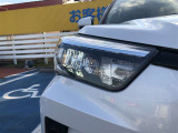 【LEDヘッドライト】 悪天候や夜間走行時も良好な視界を確保し、安心して運転できるLEDヘッドライトを装備!点灯速度が速く、消費電力も抑えられます。