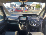 視点が高く、周りが見えやすいシート位置となっております。運転する時の眺めもいいですよ♪アームレストもあるので、長時間ドライブが楽しくなりますね!
