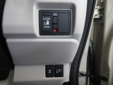 片側電動スライドドア。荷物で手が塞がる時など簡単にドアの開閉が出来ます。何より力いらずで開閉OK。女性やお年寄りにも優しい。電動機能はOFFにもできますから元気なお子様の駆け出しも安心です。