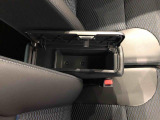 センターアームレスト付きで運転中も腕が楽々!