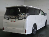 広々とした車内空間に優れた燃費性能。更にデザインも上質で人気のお車です!