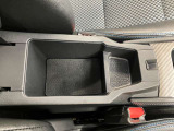 センターコンソールボックスの中にもたっぷり収納!運転席周りをすっきり保てます!