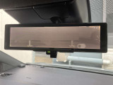 インテリジェントルームミラーです。人や物で視界が遮られてても、車体後部のカメラ映像に切り替えることにより、クリアな後方視界を実現しています。