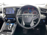 運転席まわりです。 各操作スイッチは使いやすい位置に配置されてます。