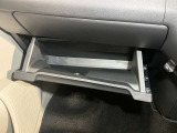 【グローブボックス】容器がせり出してくるバケットタイプ!一目で中身を把握でき、取り出しやすさにも優れます!