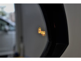 ブラインドスポットモニター。車線変更時などにドアミラーでは確認しにくい後側方エリア(ブラインドスポット)に存在する車両をレーダーで検知。警告サインをドアミラーに表示することで運転者に注意喚起する機能。