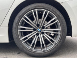 BMWならではの卓越した走りを支えるホイールと足回りです!日本車の走りに慣れている方にもぜひ体感して頂きたいほど、高いレベルでまとまっています!純正18インチアルミホイール。
