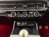 オートエアコンは左右席で独立温度コントロールが可能です。運転席はキンキンに冷やして助手席はマイルドにと言った設定が可能です☆暑さ寒さでケンカすることもなくなりますね♪