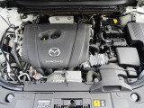 「1滴たりとも燃料を無駄にしないエンジン」を目指して開発されたスカイアクティブエンジンです。伸びやかに高回転までスムーズに吹けあがります。