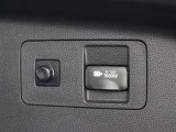 便利なアクセサリーコンセント(AC100V・1500W)が装備されています。ハイブリッドカー特有の大容量の電気エネルギーによりアウトドアシーンや停電などの非常時に便利な機能です。