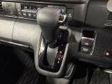 インパネシフトだから視線の移動も少なく足元もスッキリ♪運転席もゆったりしているのでゆとりを持ってドライブできますね!