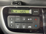 【オートエアコン】一度お好みの温度に設定すれば、車内の温度を検知し風量や温度を自動で調整。暑い&hellip;寒い&hellip;と何度もスイッチ操作をする必要はありません。快適な車内空間には必須の機能ですね♪