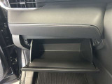 ちょっとしたところは収納ボックスにもなっています。車内はサイズも決まっているので、収納が少ないと思っているアナタ!ご安心ください。さまざまなところに収納が隠れているんです♪