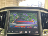画面には車両後方の映像とガイドラインが表示され、駐車時に周囲との位置関係を確認するのに役立ちます。画面上の案内に沿って、後退時の安全確認を補助する装備です。