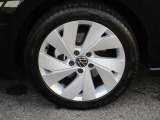 純正17インチアルミホイールが装着されております。モデル別にデザインされておりこちらの車両を足元からイメージに合うように考えられております。車のデザインを印象付けるのではないでしょうか?