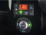 オートエアコンが付いています!1年中快適な室内を提供。車内温度を設定すると風量を自動で調整してくれます。