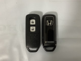 スマートキーを装備しています。鍵を差し込むことなくドアロックの開け閉めと、スタートボタン操作でのエンジンスタートができます。スペアキーも同じものを用意しております。