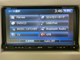 FM/AMやDVD/CD、USB、Bluetoothなど、複数の音源が一覧で表示されています。使いたいメディアを画面から選びやすく、気分や同乗者の好みに合わせて楽しめる装備です。