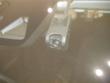 【ドラレコ前】今では車の必需品です。運転中の映像や音声を記録して残します。事故などが起きた場合の証拠になるので、もしもの時に役立ちます。