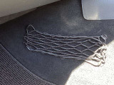 助手席の足元にネットを装備。運転中に使う小物をスマートに収納でき、車内の整理整頓にも役立ちます。足元にゆとりのあるNC型ならではの造りで、旋回時の横Gでも小物が転がりにくい機能的な設計といえます。