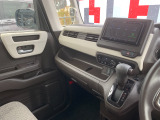 助手席周辺はこのようになっております。運転手だけでなく助手席に一緒に乗られる方も広々と快適にお乗り頂けるような設計です!各種装備を次の写真からご案内いたしますのでご覧ください。