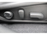 運転席パワーシート 電動シート採用で細かい微調整ができ、ドライビングポジションにしっかり合わせることで疲労軽減や事故防止につながります♪♪